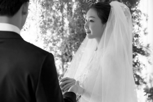 최지우 결혼 사진, 순백의 웨딩드레스 자태 ‘듬직한 신랑 어깨’