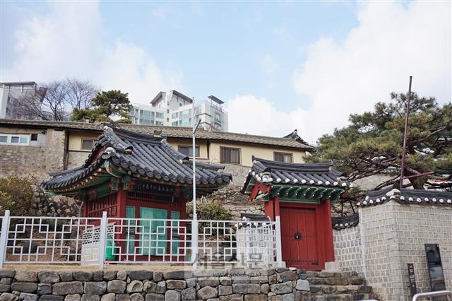 서울 숭인동 낙산 동쪽 기슭에 있는 정업원구기비 전경.