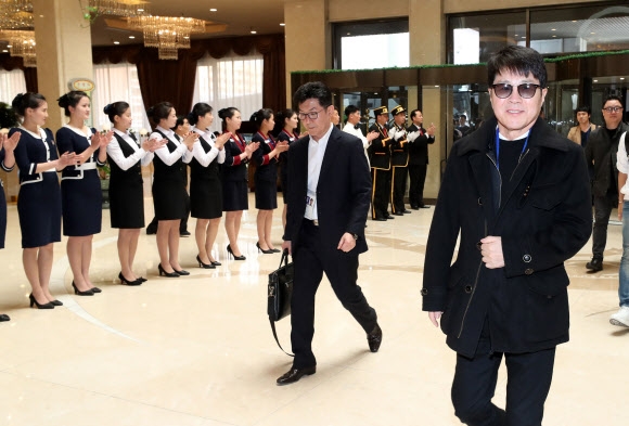 남북평화 협력기원 남측예술단 일원인 가왕 조용필(왼쪽)이 31일 오후 평양 고려호텔에 도착, 직원들의 환영을 받고 있다.  2018.3.31 평양공연 사진공동취재단