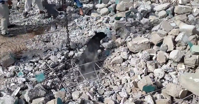 이라크 모술 한 재건 현장에서 개 한마리가 땅 속에 갇혀 있게 되자 시민들의 도움을 받아 나오는 순간의 모습(유튜브 영상 캡처)