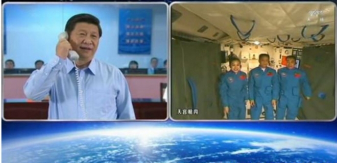 시진핑(왼쪽) 중국 국가 주석이 우주정거장 톈궁에서 일하고 있는 중국 우주비행사들과 통화하고 있다. 중국국가항천국 제공