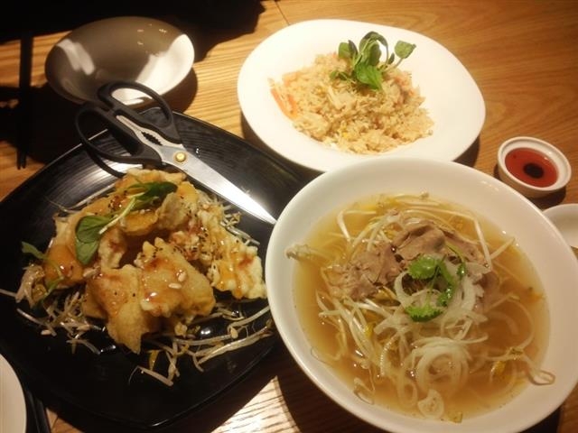 ‘아시아문’의 대표 음식인 궈바로우와 베트남 쌀국수.