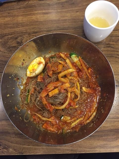 부드럽고 쫄깃한 코다리회 얹은 ‘속초코다리회냉면’.