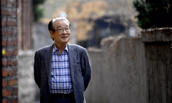 지난 28일 인터뷰 장소인 서울 삼청동 거리를 걷던 그는 배우로 견고한 이력을 이어 온 비결로 금주와 금연을 꼽았다. “예전에는 연극이 끝나면 허탈한 마음에 술을 마시곤 했죠. 그래서 많은 아까운 친구들이 먼저 갔어요. 1982년 드라마 ‘풍운’의 대원군 역을 하며 담배도 딱 끊었던 게 지금까지 체력을 유지하는 이유일 거예요.” 박지환 기자 popocar@seoul.co.kr