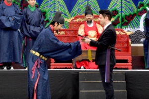 경복궁 명예수문장 된 마크 테토