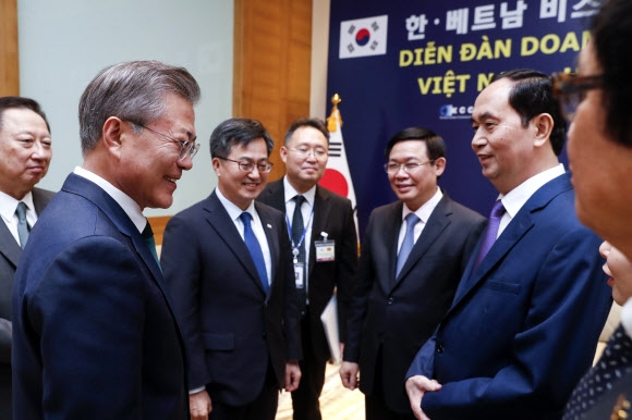 정권이 바뀌면 부처별로 국정 핵심 업무를 주도하기 위한 경쟁이 벌어진다. 외교부는 신남방정책을 이행할 아세안국 신설을 추진하고 있으나 기획재정부 등과의 엇박자로 전전긍긍하고 있다. 사진은 문재인 대통령이 지난 23일 베트남 하노이에서 열린 한·베트남 비즈니스포럼에서 쩐다이꽝 베트남 국가주석 등과 대화를 나누는 모습. 왼쪽 세 번째는 김동연 경제부총리 겸 기재부 장관.  하노이 연합뉴스