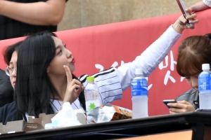 트와이스 나연, ‘야구장 셀카는 필수’