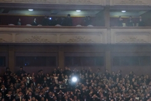 [서울포토] 평양 공연장 가득 메운 관람객들…北 김정은 부부도 참석