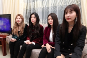 [포토] 평양 공연 후 인터뷰하는 ‘레드벨벳’