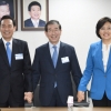 [서울포토] 손잡은 더불어민주당 서울시장 경선 후보들