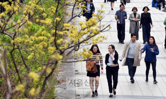 [서울포토] 봄 날씨 즐기는 시민들