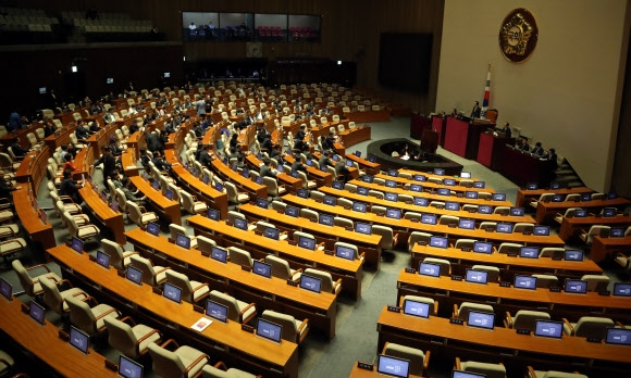 2일 국회에서 열릴 예정이었던 본회의에 더불어민주당, 민주평화당, 정의당 의원들이 참석해 자유한국당과 바른미래당의 입장을 기다리고 있다. 이날 본회의는 양당의 불참으로 결국 열리지 않았다.  연합뉴스