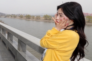 [포토] 대동강 배경으로 기념촬영하는 레드벨벳 아이린