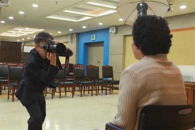 사진작가가 구로구청에서 한 노인의 장수사진을 촬영하고 있다. 구로구 제공