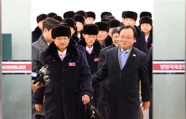 원길우(맨 앞줄 왼쪽) 체육성 부상이 이끄는 32명 규모의 북측 선수단이 지난 2월 1일 평창동계올림픽에 참가하기 위해 전세기 편으로 강원 양양국제공항에 도착해 입국하는 모습. 사진공동취재단