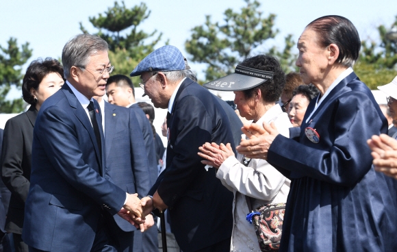 문재인 대통령이 3일 오전 제70주년 4·3 희생자 추념식이 열린 제주특별자치도 제주4·3 평화공원에서 생존자와 유족을 만나 인사를 나누고 있다.  제주 청와대사진기자단