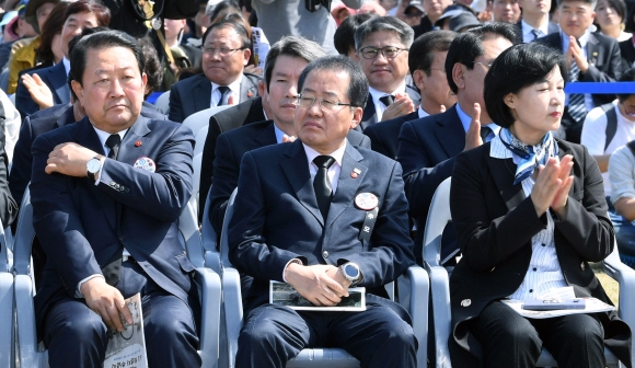 (앞줄 왼쪽부터)박주선 바른미래당 공동대표, 홍준표 자유한국당 대표, 추미애 더불어민주당 대표등 여야 정치인들이 3일 오전 제주특별자치도 제주4·3 평화공원에서 열린 제70주년 4·3 희생자 추념식에서 문재인 대통령의 추념사를 듣고 있다. 제주 청와대사진기자단