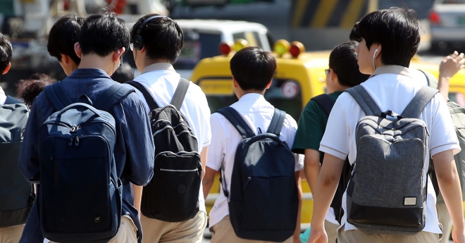 서울 종로구의 한 고등학교 학생들이 하교하는 모습. 연합뉴스