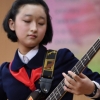 [서울포토] 기타 연주에 심취한 북한 여학생