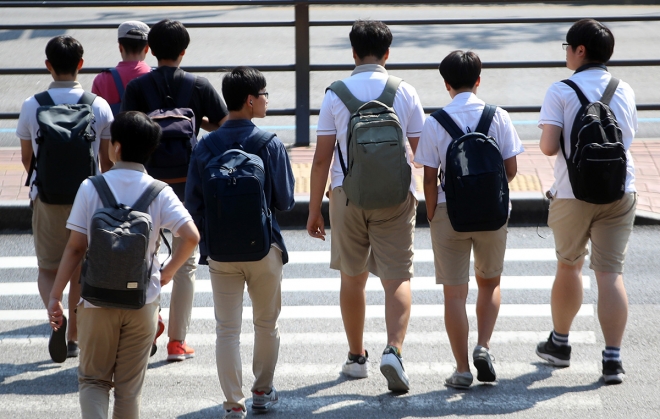 서울 종로구의 한 고등학교 학생들이 하교하는 모습. 연합뉴스