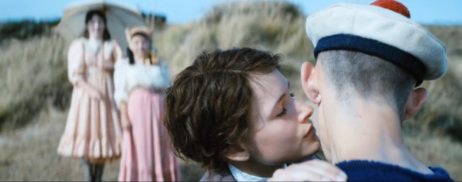 영화 ‘슬랙 베이: 바닷가 마을의 비밀’ 예고편 한 장면.