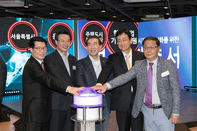 박원순 서울시장을 비롯한 주요 참석자들이 3일 용산구 원효전자상가에서 열린 ‘용산 Y밸리 혁신플랫폼’ 선포식에서 도시재생 상생협력 양해각서(MOU)를 위한 디지털 체결식을 하고 있다. 오른쪽 두 번째부터 진영 국회의원, 박 시장, 성장현 용산구청장.  뉴스1