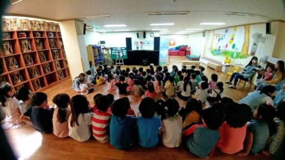 지난해 9월 경기 성남시 수정구 신흥제2어린이집에서 어린이들이 인형극 ‘내 몸의 소중한 부분’을 시청하고 있다.  성남시 제공