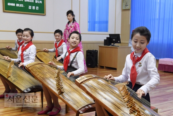 북한이 3일 예술단과 함께 방북한 남측 태권도시범단에게 평양 시내에 있는 만경대학생소년궁전에서 교육받고 있는 북한의 신동들을 공개했다. 가야금 신동들이 가야금을 켜고 있다.  평양 이호정 기자 hojeong@seoul.co.kr