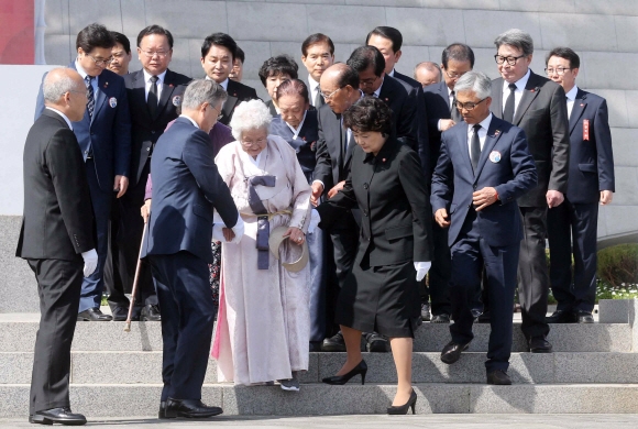 유족 부축하는 文대통령