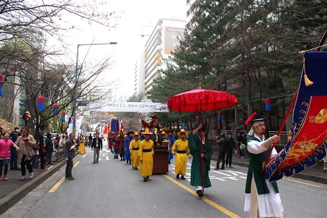 지난해 서울 노원구에서 열린 ‘태강릉·초안산 궁중문화제’에서 영조대왕 태강릉 능행 퍼레이드를 하고 있다.  노원구 제공