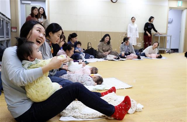 지난달 28일 서울 송파산모건강증진선터에서 엄마들이 3~5개월 된 신생아 자녀와 눈을 맞추며 교감을 나누는 프로그램에 참여하고 있다.  송파구 제공
