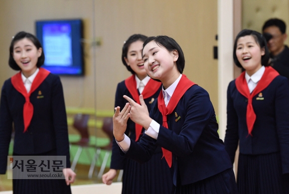 북한이 3일 예술단과 함께 방북한 남측 태권도시범단에게 평양 시내에 있는 만경대학생소년궁전에서 교육받고 있는 북한의 신동들을 공개했다. 노래 신동들이 대중가요를 부르고 있다.  평양 이호정 기자 hojeong@seoul.co.kr