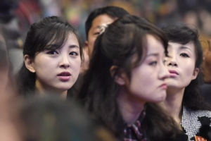 [포토] ‘우리는 하나’… 남북합동공연 감상하는 北 여성들