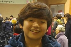 ‘박보영 아들’ 왕석현 근황, 졸업식 포착 사진 보니 “몸만 자랐네”