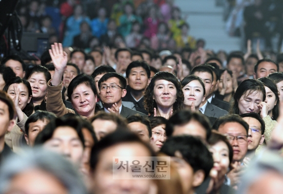 1만 2000석 규모의 체육관을 꽉 채운 북한 관객들은 일부 눈물을 훔치며 힘찬 박수로 화답했다.  평양 이호정 기자 hojeong@seoul.co.kr