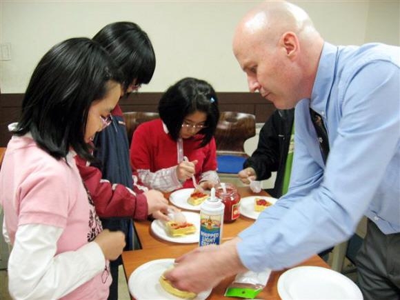 서울 노원구의 한 영어캠프에서 학생들이 원어민 교사와 요리 수업을 하는 모습(사진은 해당 기사 내용과 직접 관련 없음)
