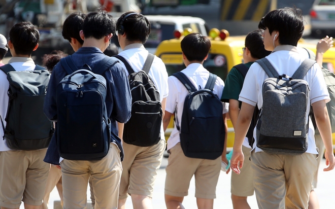 서울의 한 고등학교 학생들이 하교하는 모습. 연합뉴스 자료사진