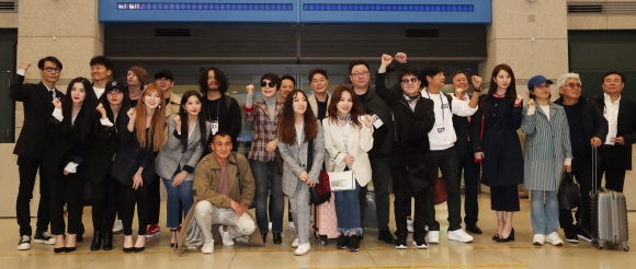 4일 오전 남북평화협력기원 남측예술단이 인천공항에 도착해 기자회견을 하고 있다.  평양공연 사진공동취재단