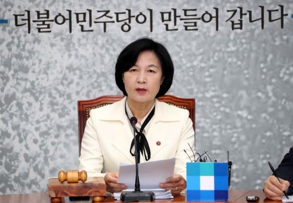 더불어민주당 추미애 대표가 4일 국회에서 열린 최고위원회의에서 한국당 개헌안에 대해 ”민심은 없고 야심만 가득한 기대 이하의 개헌안”이라며 ”당론에 고스란히 담긴 내각제의 야심은 개헌을 집권여당의 도구로 활용한 그들의 과거 모습과 조금도 바뀐 게 없다”고 비판하고 있다.  연합뉴스