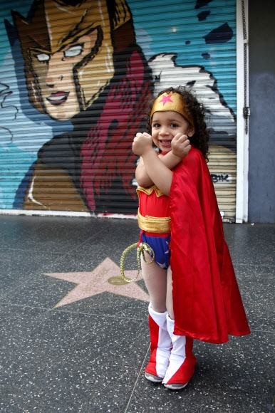 2살 레일라 클락이 3일(현지시간) 미국 캘리포니아 로스앤젤레스 할리우드 명예의 거리에서 원더우먼 의상을 입고 포즈를 취하고 있다. EPA 연합뉴스