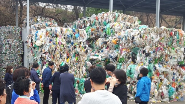 의왕시민들이 재활용센터에서 쓰레기 선별공정과 음식물 사료화 시설을 견학하고 있다. 의왕시 제공 