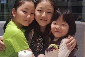 정웅인 딸 세윤·소윤·다윤, 더 귀여워진 근황 ‘사이좋은 자매’