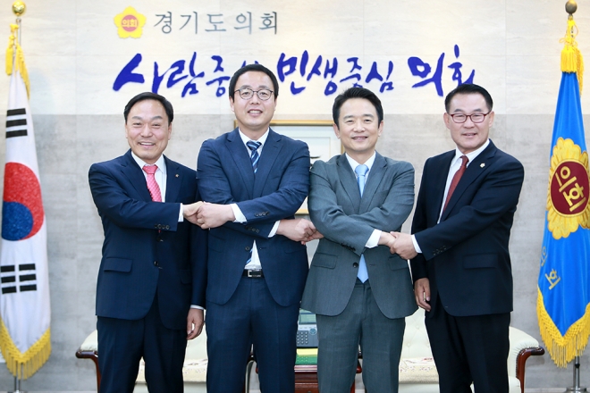 지난해 11월 ‘버스준공영제 관련 4자 협의체 회의’에서 남경필 경기도지사가 관계자들과 기념촬영을 하고 있다.(왼쪽부터 이필운 경기도 시장군수협의회 부회장, 정기열 경기도의회 의장,남 지사,이환설 경기도 시군의회의장협의회 회장)