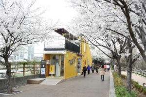 [꽃속으로 풍덩…향기 나는 주말 축제들] 책과 함께