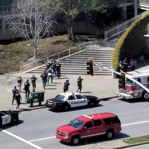 3일(현지시간) 미국 캘리포니아주 센브루노의 유튜브 본사 앞에서 총격 사건이 벌어진 직후 경찰들이 경계 활동을 펴고 있다. 유튜브 정책에 불만을 품은 범인이 30~40발의 총격을 가하면서 직원 3명이 총상을 입고 한 명이 대피 도중 다쳤다.  샌브루노 로이터 연합뉴스