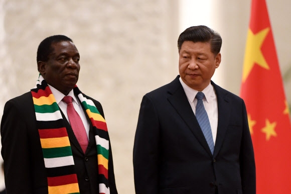 미국과 중국의 무역전쟁이 전면전으로 치닫고 있다. 시진핑(오른쪽) 중국 국가주석이 4일 베이징 인민대회당에서 에머슨 음낭가과 짐바브웨 대통령과의 정상회담에 앞서 깊은 생각에 빠져 있다. 베이징 AFP 연합뉴스