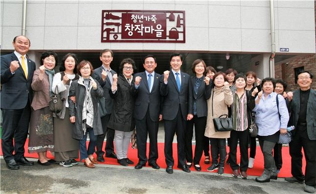 양준욱 서울시의회 의장(왼쪽 일곱번째)이 3일 강동구 청년가죽창작마을 개소식에 참석해 관계자들과 기념촬영을 하고 있다.