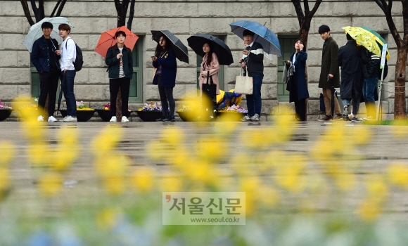 비가 내린 5일 서울 광화문에서 시민들이 우산을 쓰고 길을 걷고 있다. 2018. 4. 5  정연호 기자 tpgod@seoul.co.kr