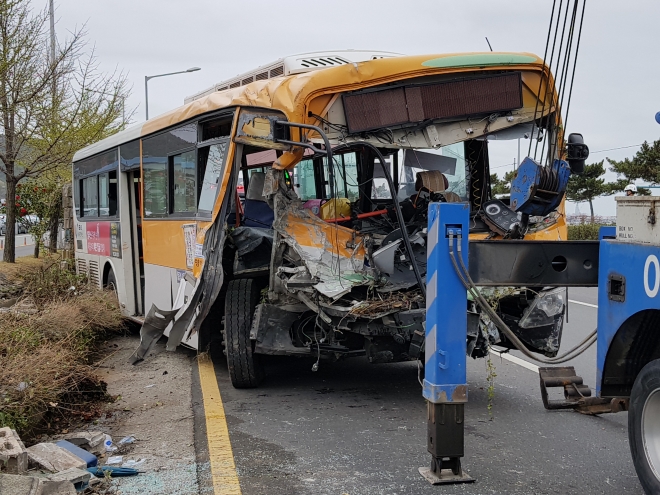 5일 오전 울산 북구 아산로에서 시내버스가 도로변 공장 담벼락을 들이받고 넘어져 심하게 파손됐다.