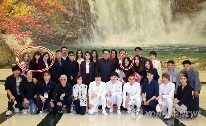 레드벨벳의 아이린이 다른 멤버들과는 떨어져 김정은 북한 노동당 위원장 옆에서 촬영에 응한 사진. 연합뉴스